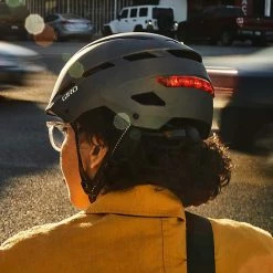 Casque Giro Mips Et Lumières Avant/arrière -Vélos Urbains/Loisirs Soldes casque velo femme giro escape mips velo urbain